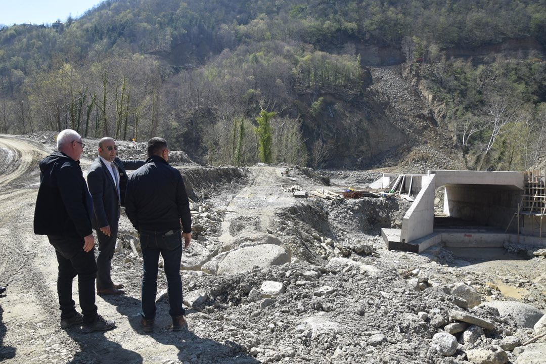 Ayancık'ta Köy Yolu Yapım Çalışmaları Devam Ediyor