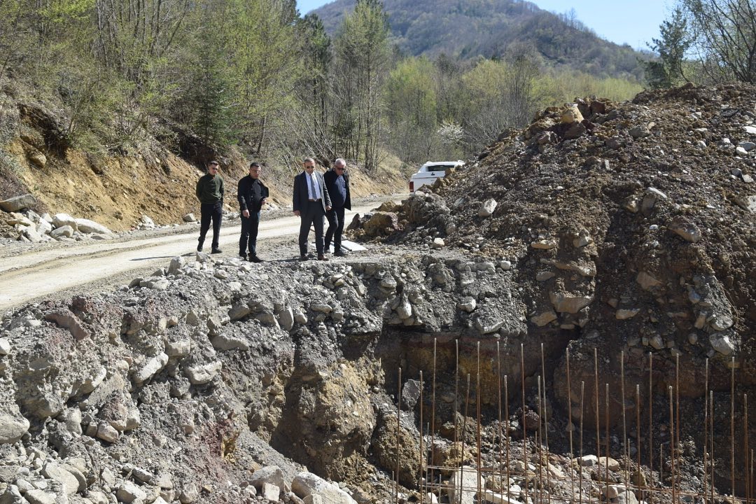 Ayancık'ta Köy Yolu Yapım Çalışmaları Devam Ediyor