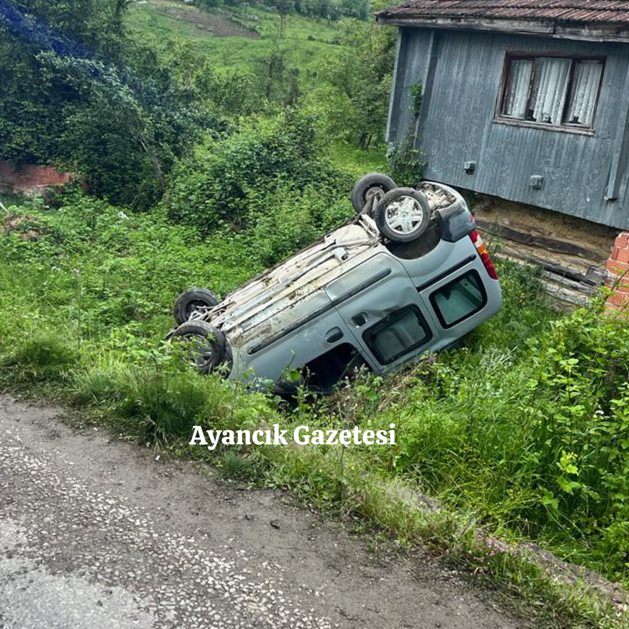 Ayancık'ta Otomobil Devrildi: 2 Yaralı