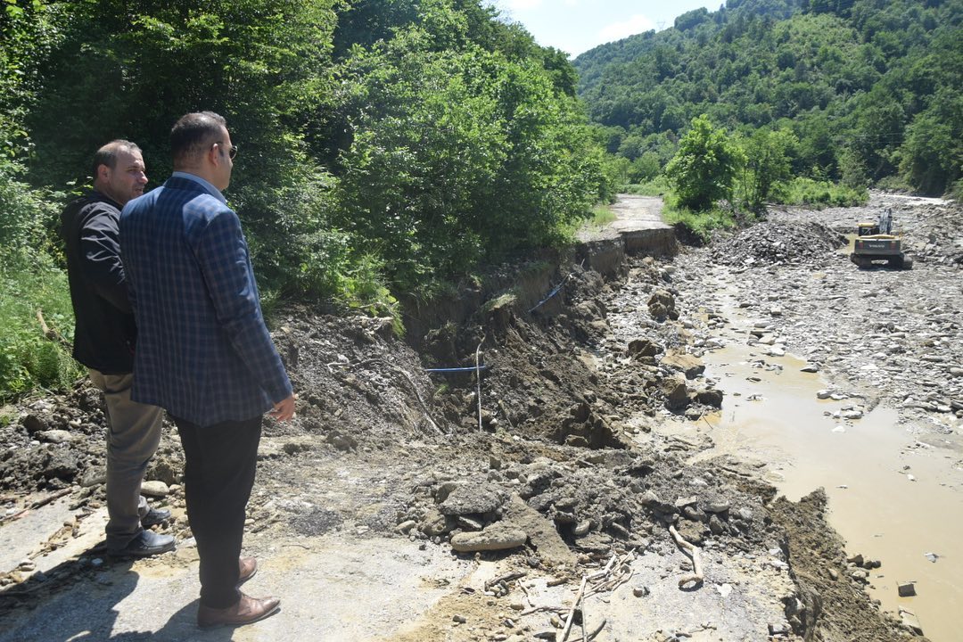 Ayancık'ta Köy Yollarını Açma Çalışmaları Devam Ediyor