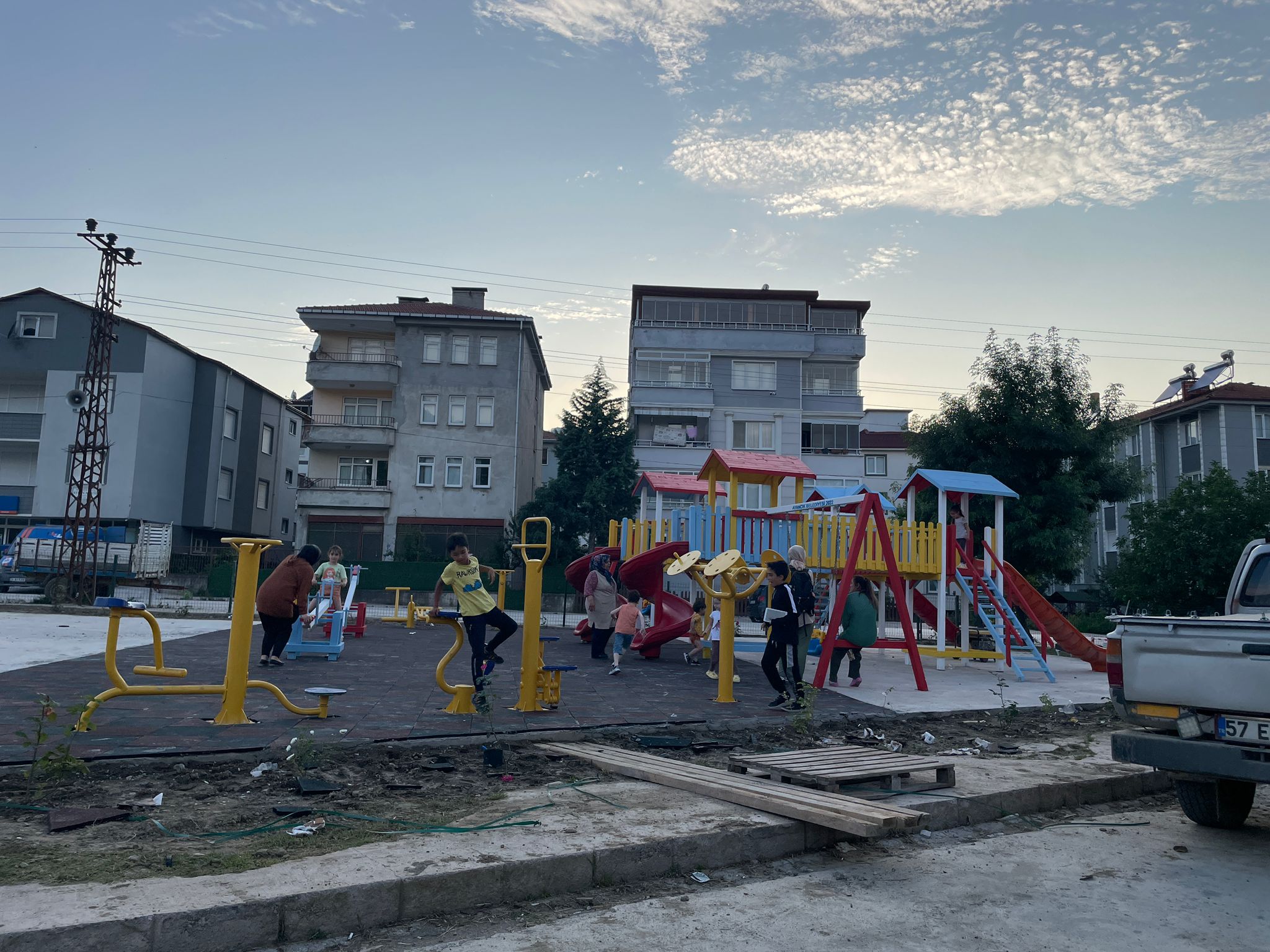 Ayancık'ta iki mahalleye çocuk parkı yapıldı