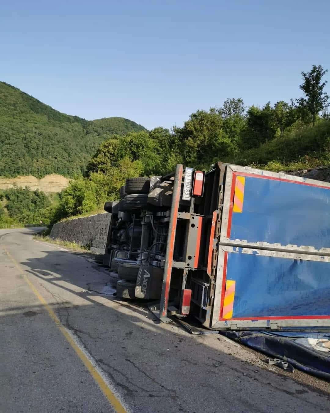 Ayancık’ta Tır Devrildi!