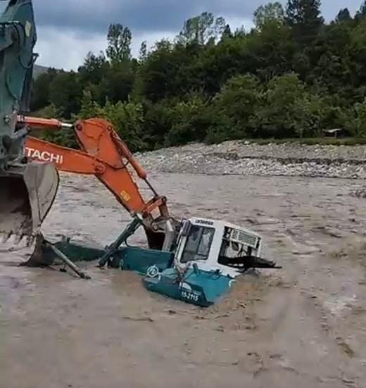 Ayancık'ta İş Makinesi Sular Altında Kaldı