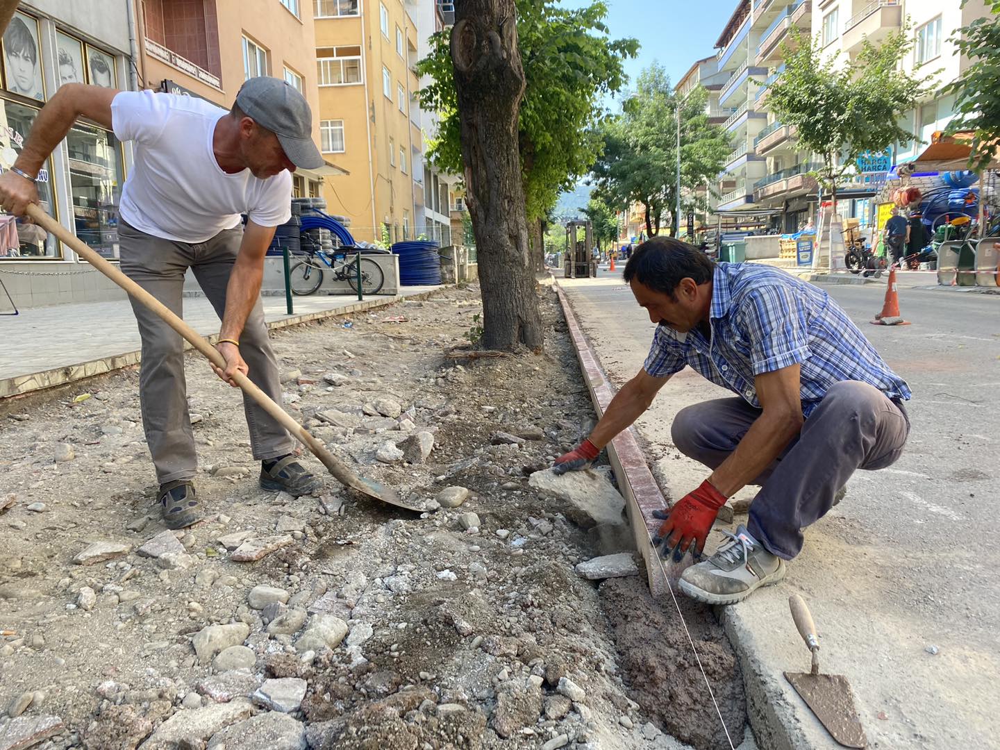 Ayancık'ta Kaldırım Çalışmaları Devam Ediyor