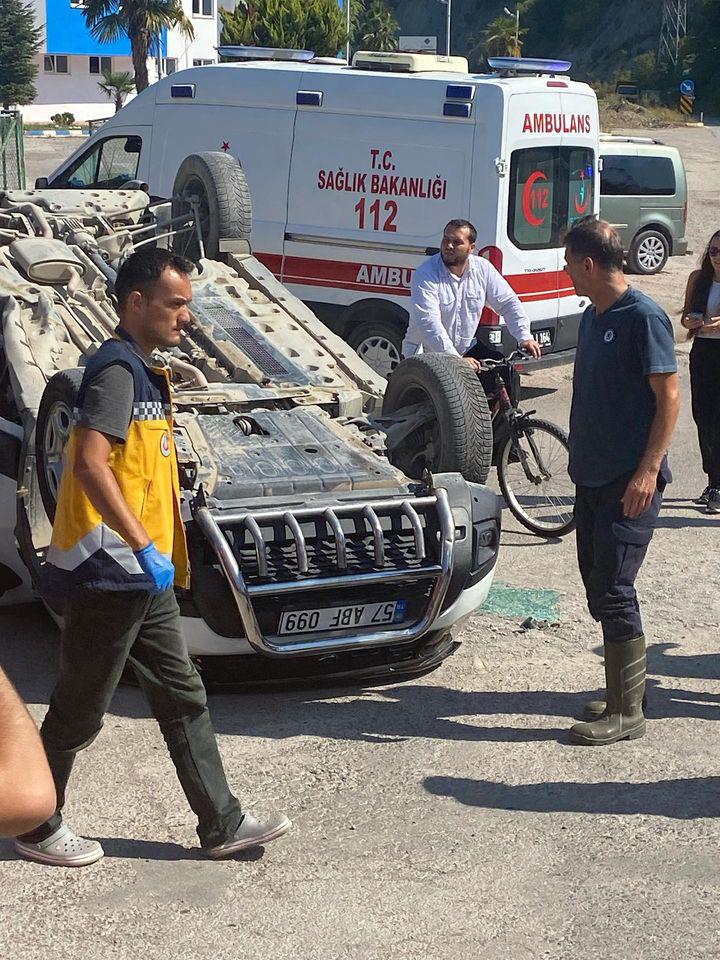 Ayancık'ta iki otomobil çarpıştı, biri takla attı