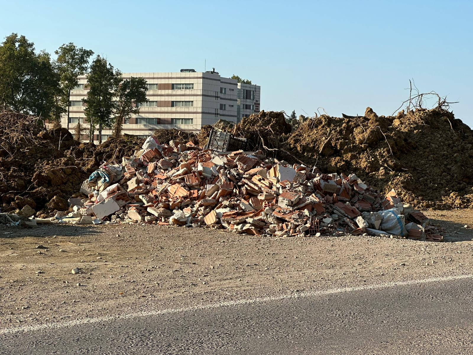 Molozlar Ayancık Çayı Kenarına Dökülüyor