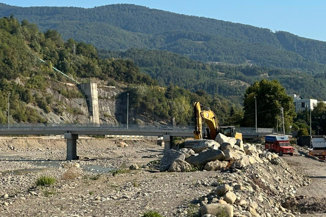 Ayancık Çayında Islah Çalışmaları Devam Ediyor