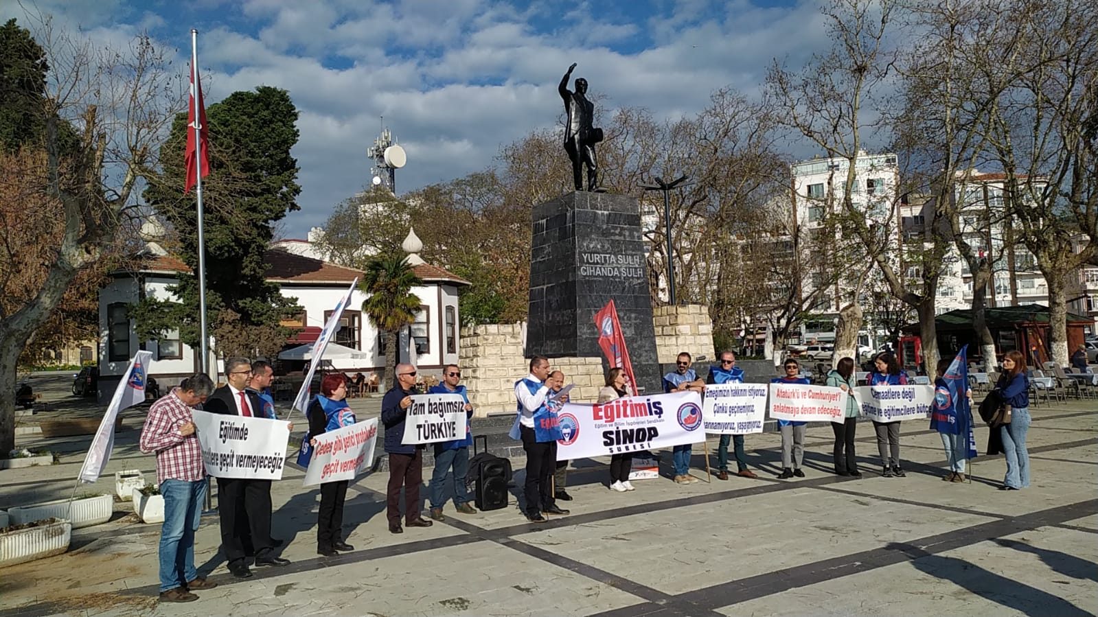 Yöneticilerin Riyakarca Övgülerini Değil Haklarımızı İstiyoruz; Alacağız!