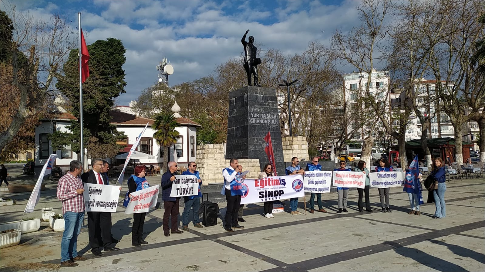 Yöneticilerin Riyakarca Övgülerini Değil Haklarımızı İstiyoruz; Alacağız!