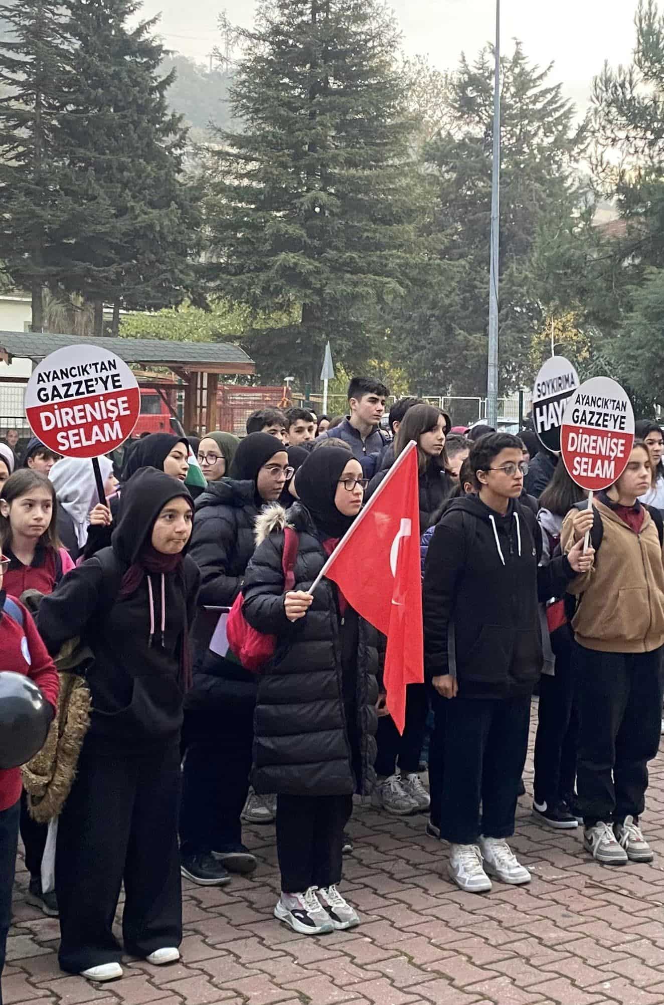 Öğrenciler Ve Öğretmenler Filistin İçin Yürüdü