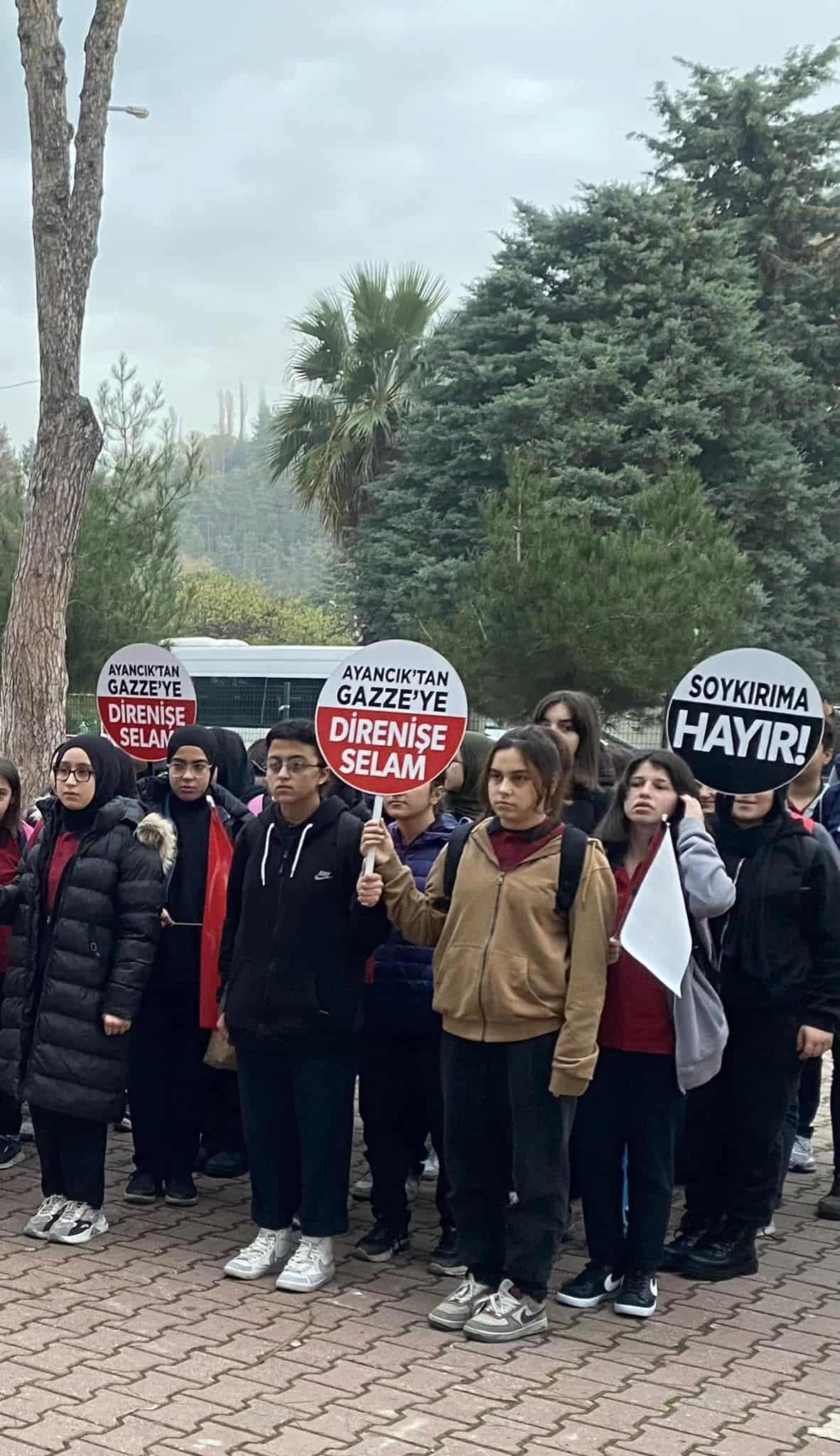 Öğrenciler Ve Öğretmenler Filistin İçin Yürüdü