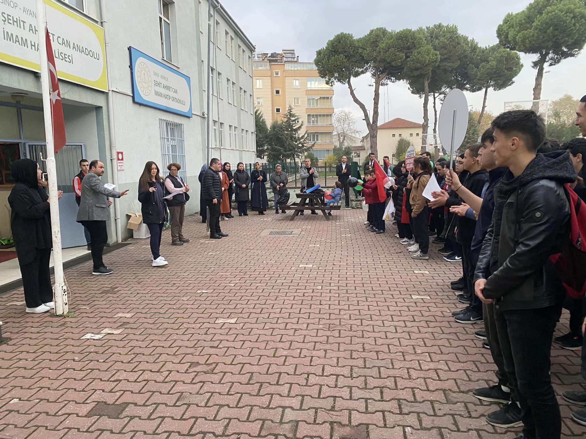 Öğrenciler Ve Öğretmenler Filistin İçin Yürüdü