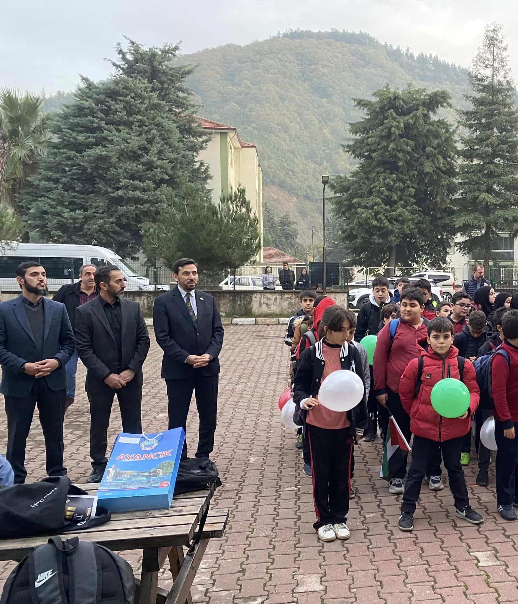 Öğrenciler Ve Öğretmenler Filistin İçin Yürüdü