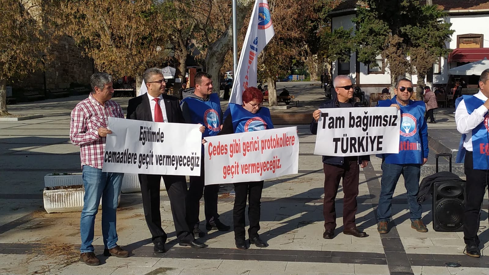 Yöneticilerin Riyakarca Övgülerini Değil Haklarımızı İstiyoruz; Alacağız!