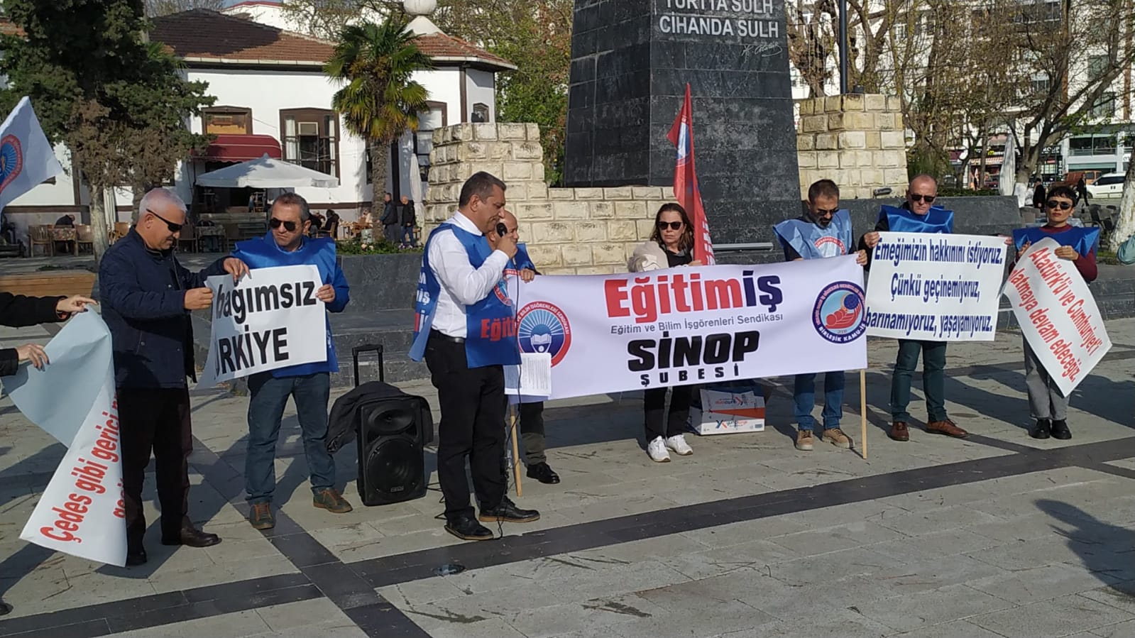 Yöneticilerin Riyakarca Övgülerini Değil Haklarımızı İstiyoruz; Alacağız!