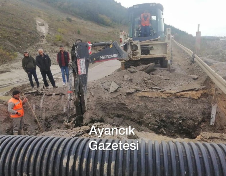 Ayancık-Sinop Yolu Ulaşıma Kapandı