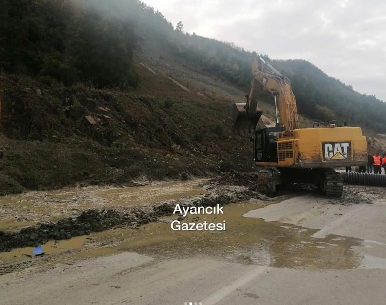 Ayancık-Sinop Yolu Ulaşıma Kapandı