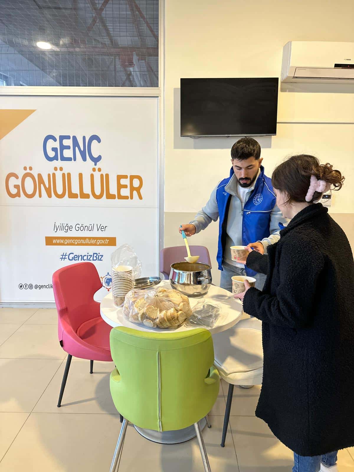 Gençlik Merkezinde Öğrencilere Sıcak Çorba İkram Edildi