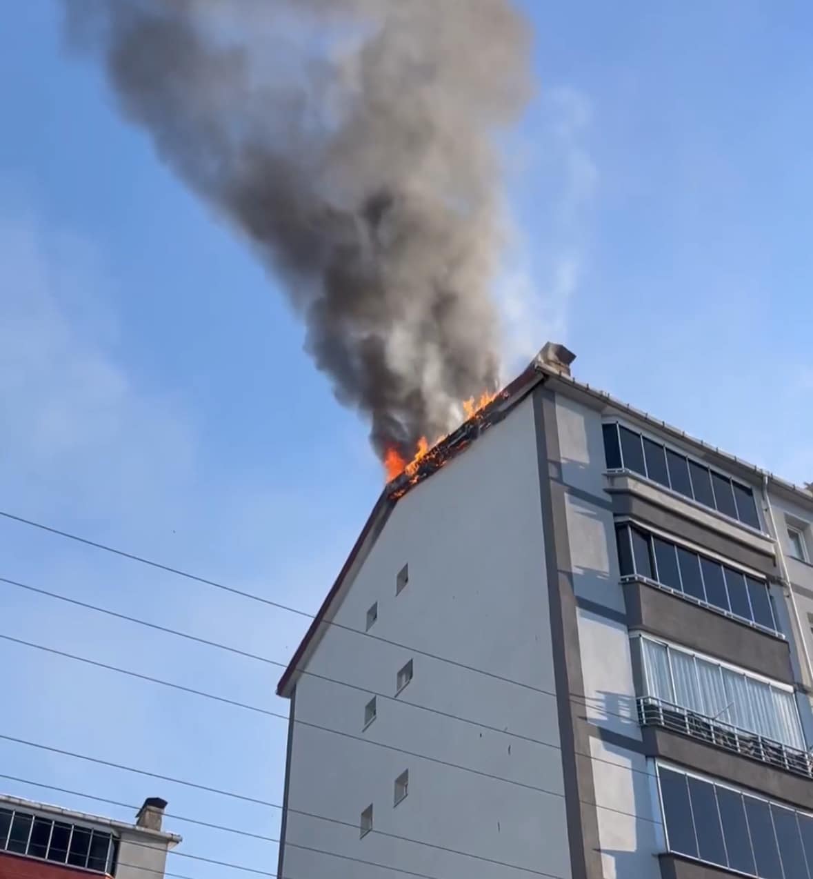 Cevizli Mahallesinde Çatı Yangını Söndürüldü