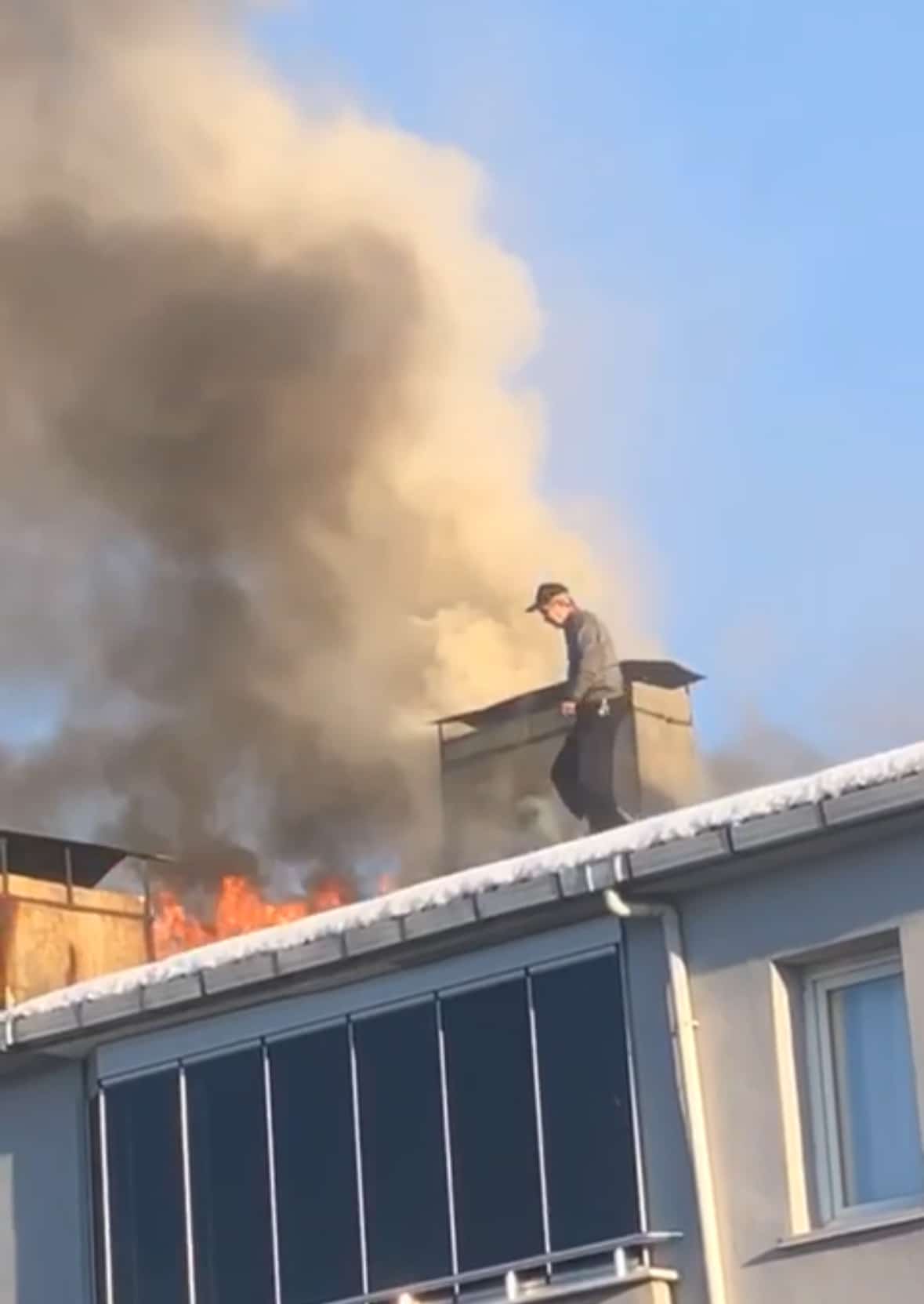 Cevizli Mahallesinde Çatı Yangını Söndürüldü