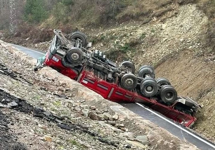 Yenikonak’ta kamyon şarampole uçtu