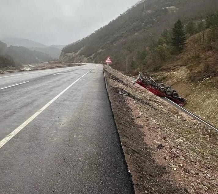 Yenikonak'ta kamyon şarampole uçtu