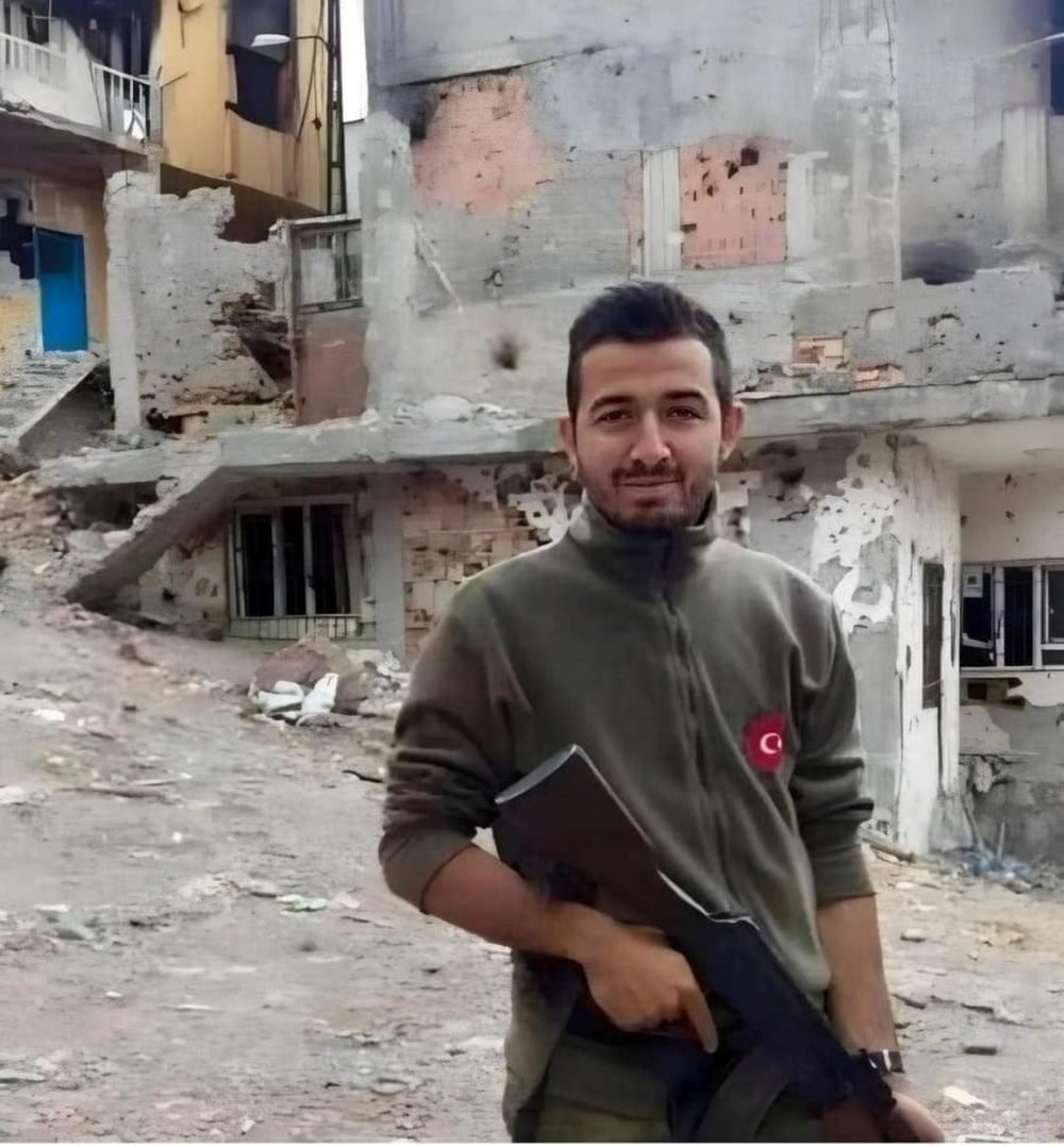 Türkiye şehitlerini uğurluyor | Irak’ın kuzeyinde şehit olan
9 askerden 6’sı bugün defnedilecek - 7
