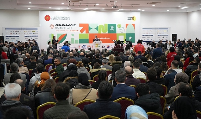 ÜNİVERSİTE ÖĞRENCİLERİ VE MEZUNLARI KARİYERLERİNİ ŞEKİLLENDİRİYOR