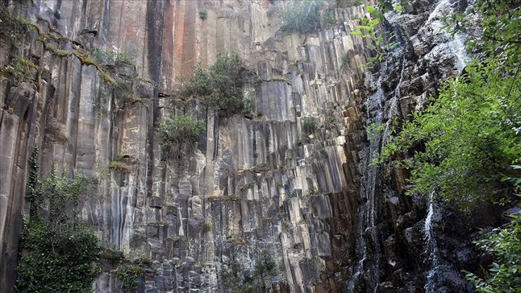 Dünyada nadir jeolojik oluşumlardan biri: Boyabat Bazalt Kayalıkları