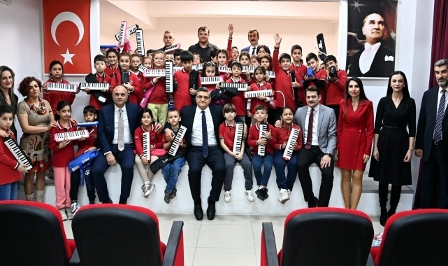 Vali Özarslan, ilkokul öğrencilerine melodika hediye etti