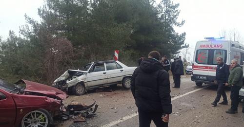 Ayancık’ta polis kovalamacası kazayla bitti; 2 yaralı