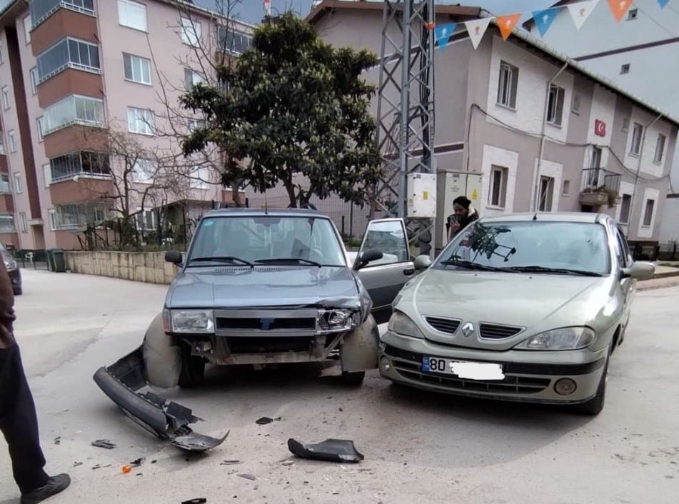 Ayancık’ta Maddi Hasarlı Trafik Kazası