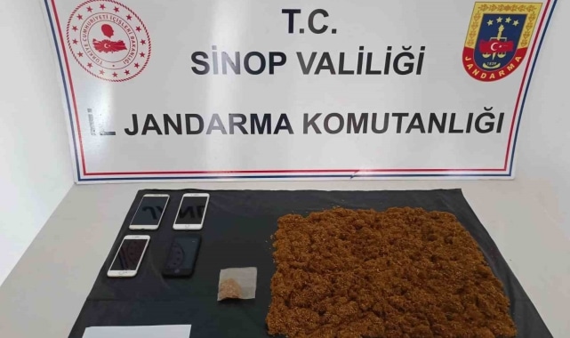 Yol kontrolünde durdurulan şahıslardan uyuşturucu çıktı