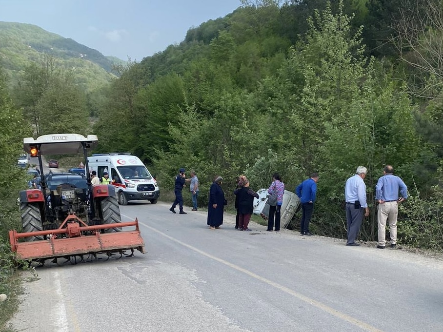 Ayancık’ta kontrolden çıkan otomobil sürüklendi