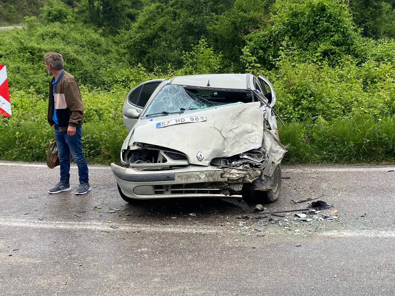 Ayancık’ta iki araç çarpıştı; 3 yaralı