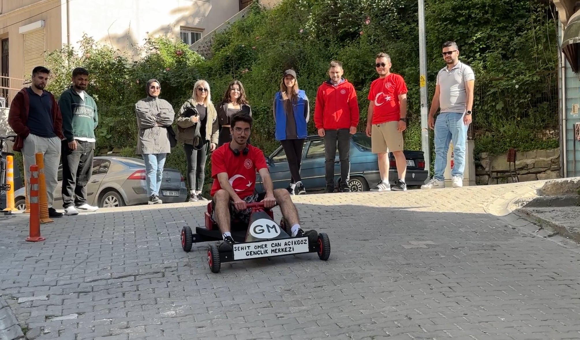 Üniversite öğrencilerinin yaptığı ahşap araba görücüye çıktı