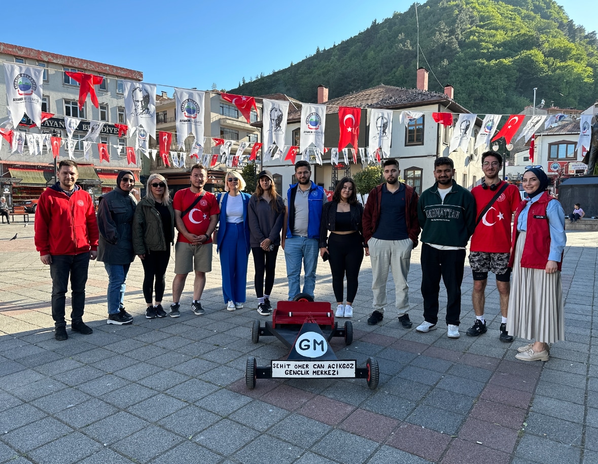 Üniversite öğrencilerinin yaptığı ahşap araba görücüye çıktı