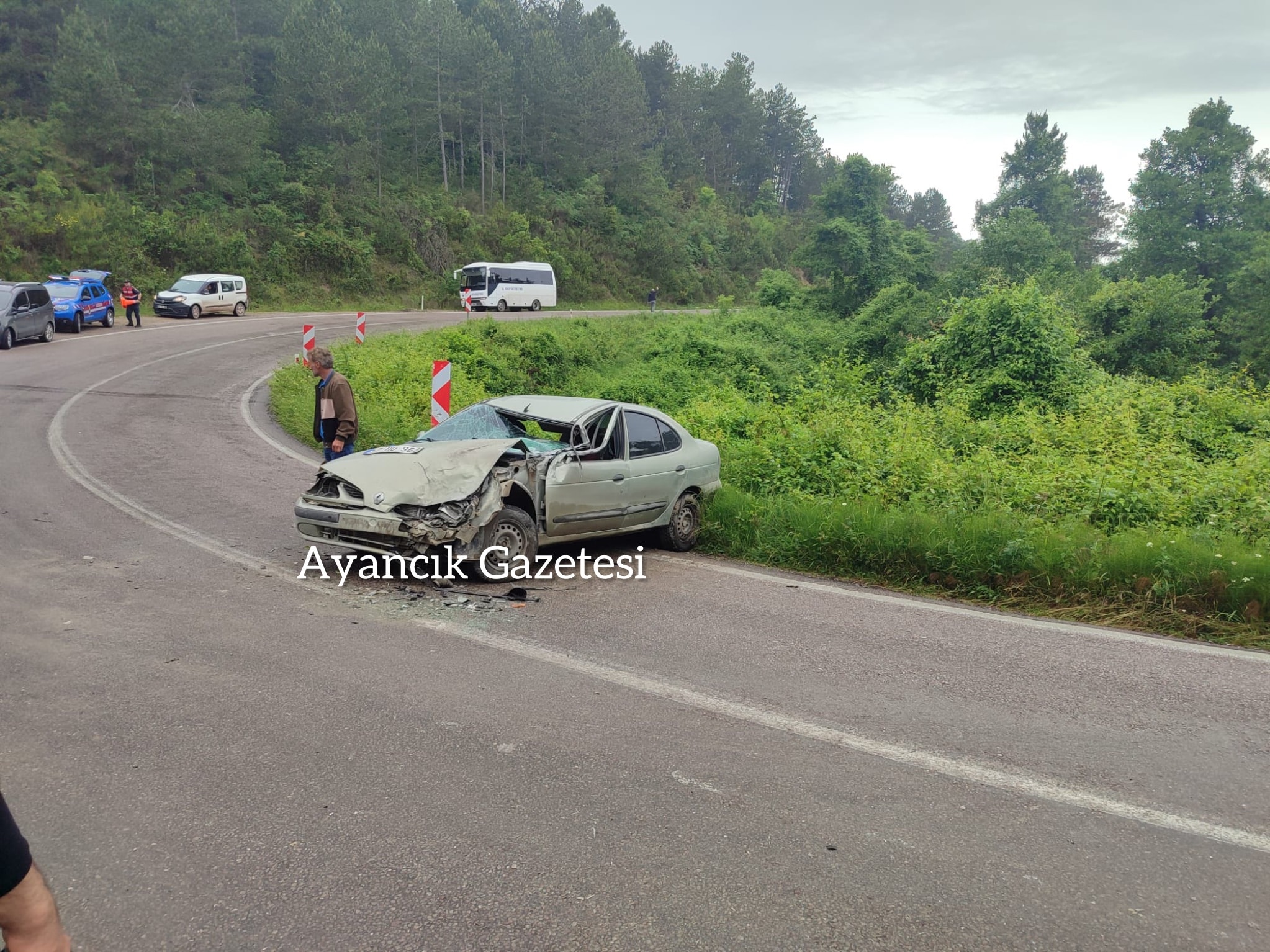 Ayancık’ta iki araç çarpıştı; 3 yaralı
