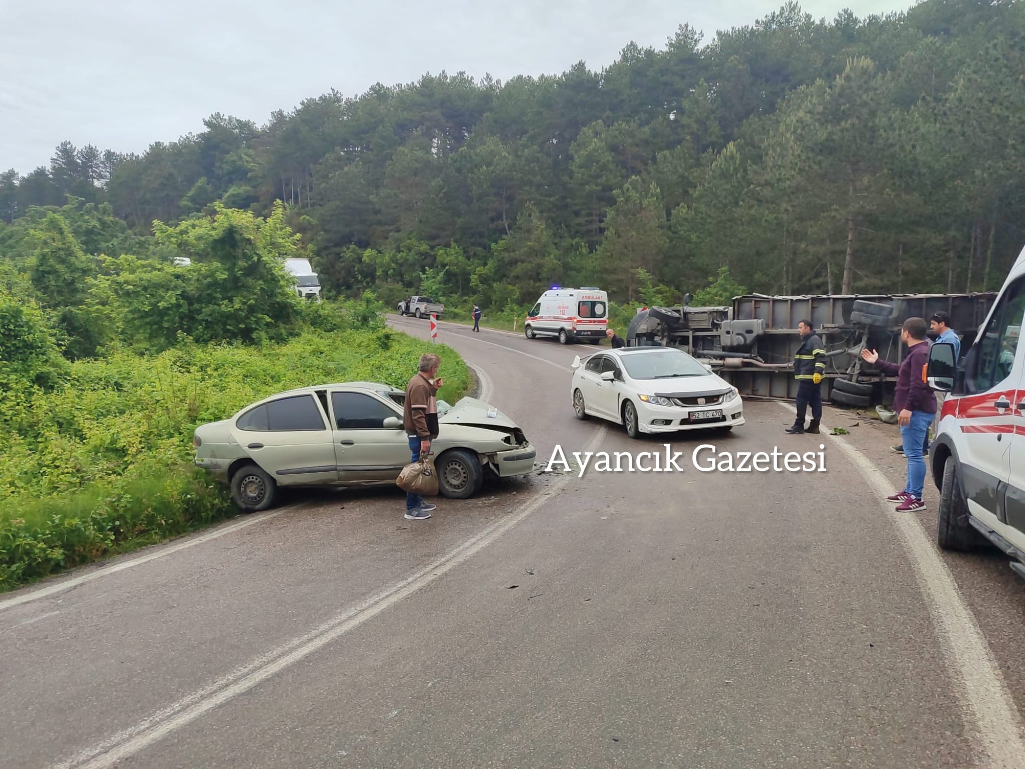 Ayancık’ta iki araç çarpıştı; 3 yaralı