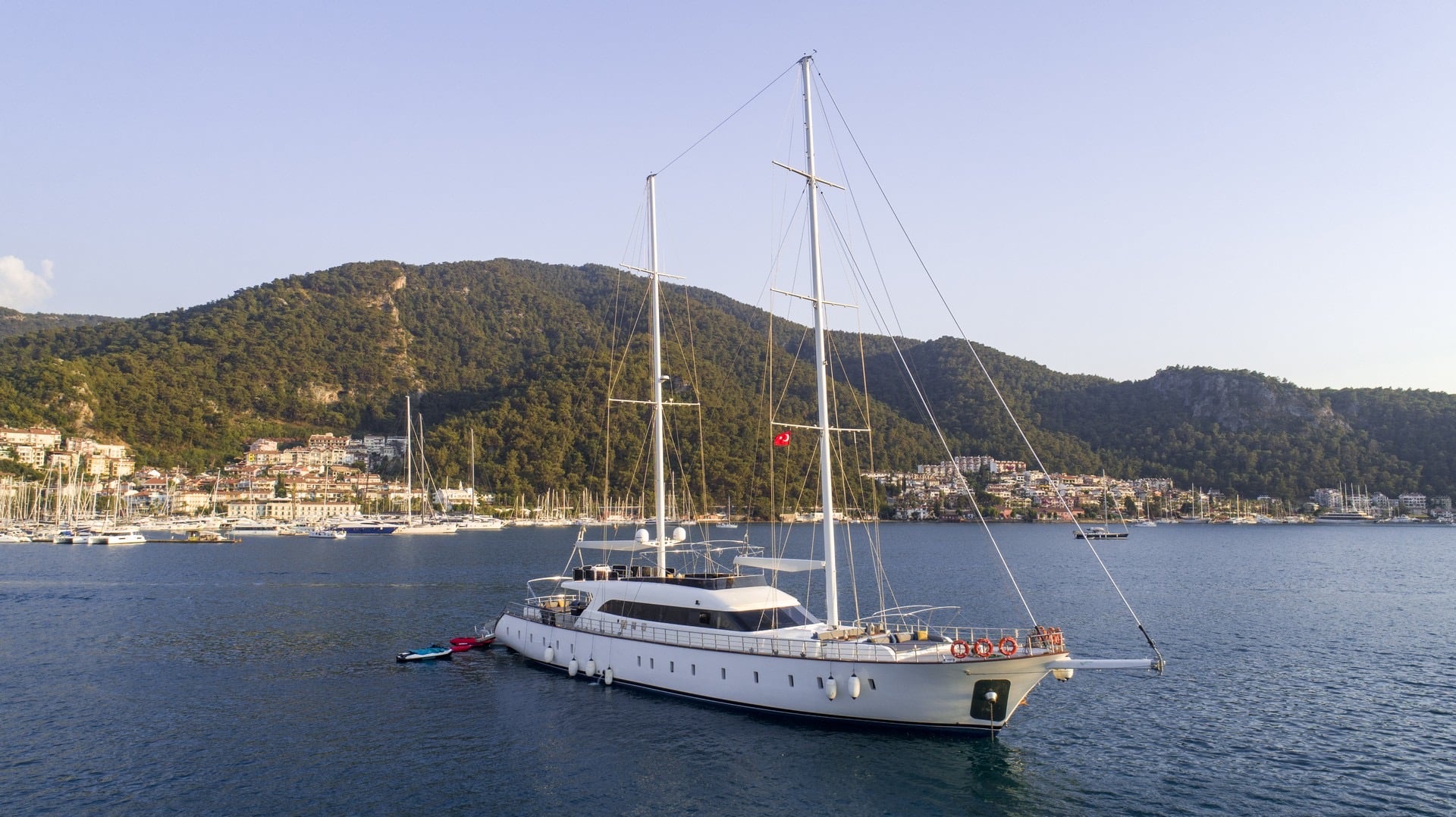 Marmaris’te Haftalık Tekne Kiralama: Ege’nin Mavi Sularında Unutulmaz Bir Tatil