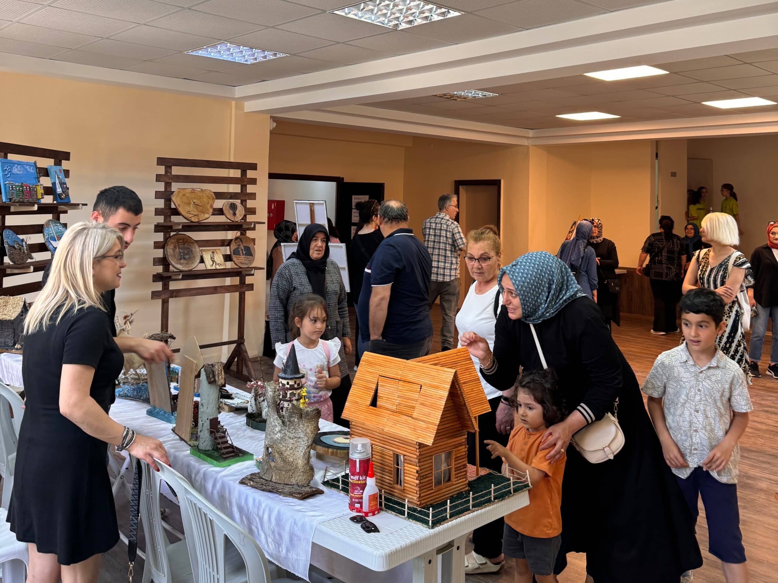 Ayancık Halk Eğitim Merkezi yıl sonu sergisi açtı