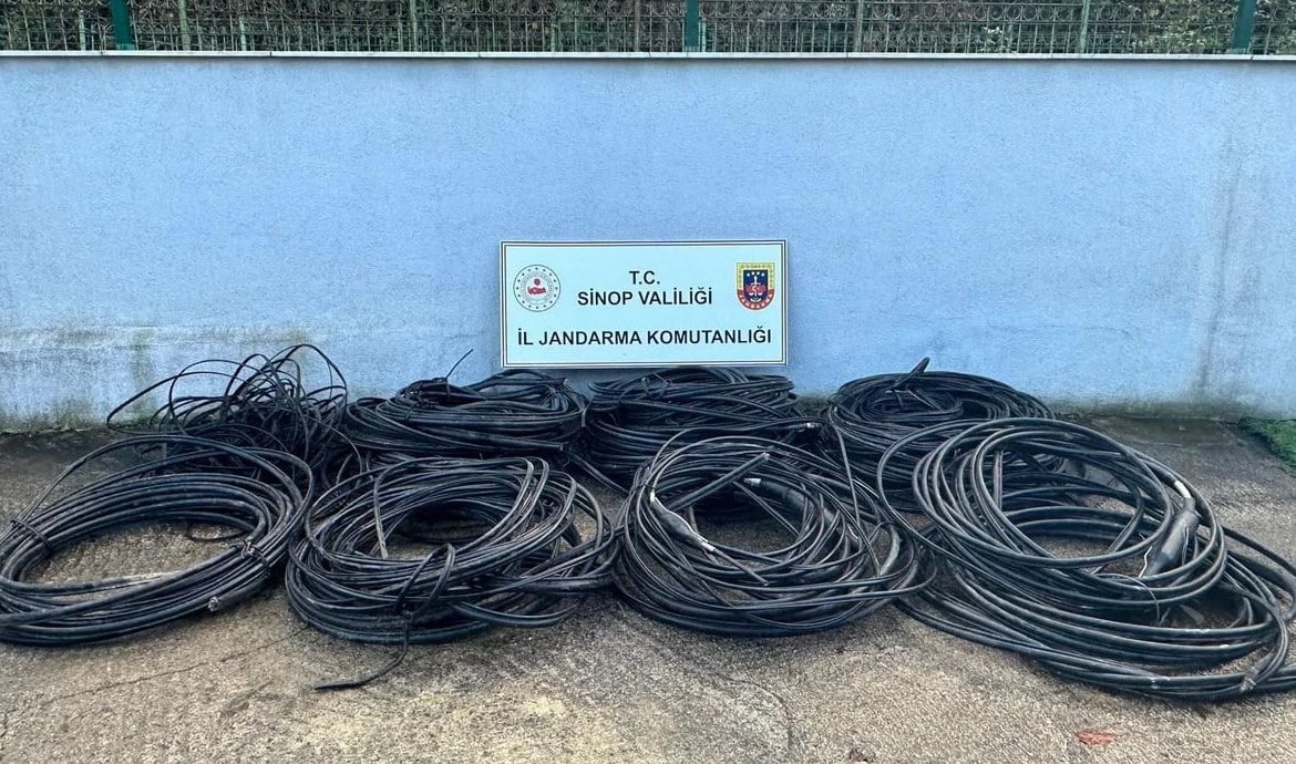 Kablo hırsızları kıskıvrak yakalandı
