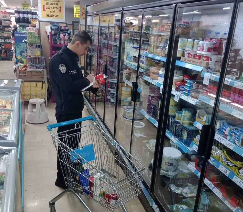 Ayancık’ta Marketler Denetleniyor