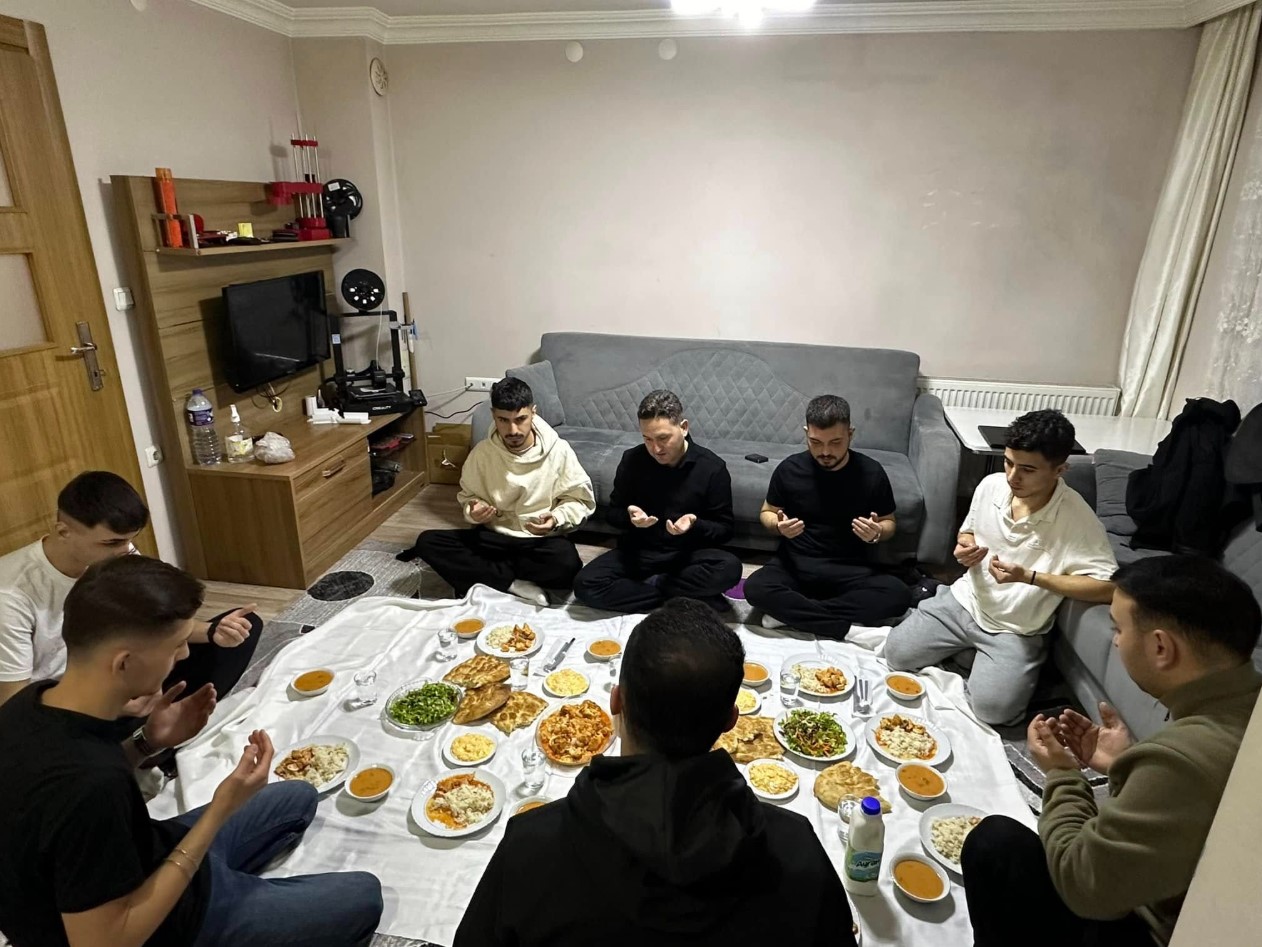 Kaymakam Çelik, öğrencilerle iftar yaptı