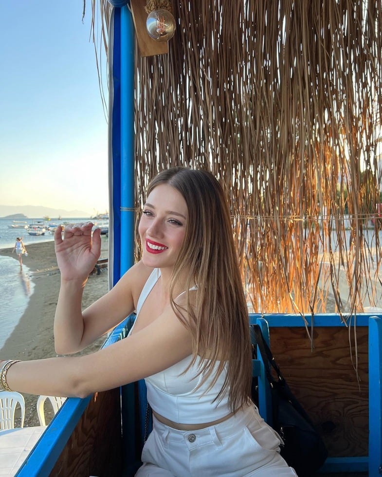 Gizem Karaca Kimdir?