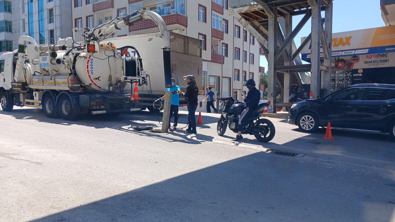Mahallede Kanalizasyon Temizliği Çalışmaları Sürüyor