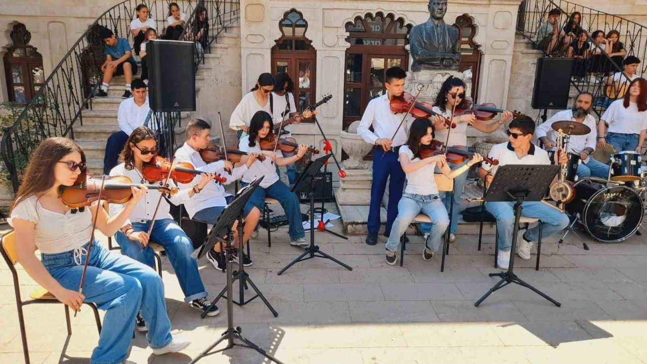 Sinop’ta Tarihi Jandarma Binası Önünde Yıl Sonu Konseri Büyük Beğeni Topladı