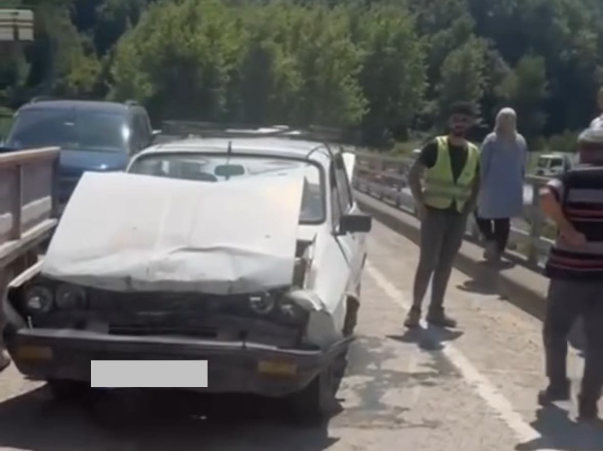 Yenikonak köprüsünde iki otomobil çarpıştı