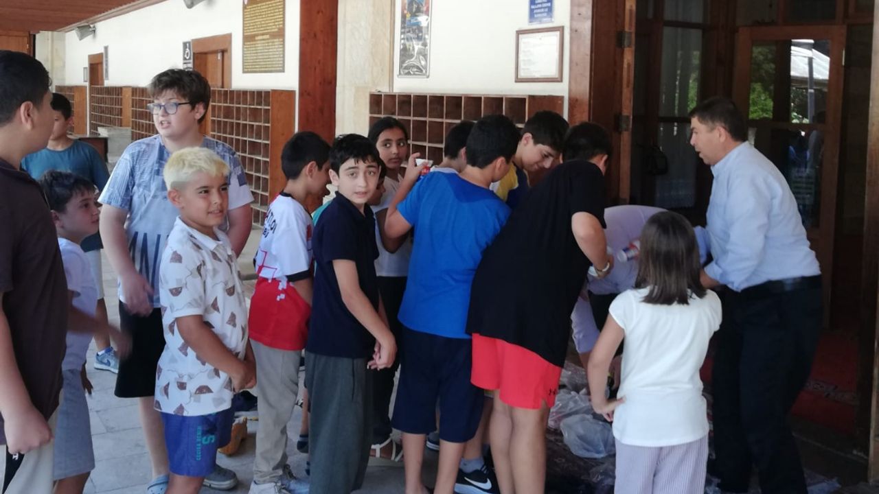Çarşı Esnaflarından Kur’an Kursu Öğrencilerine Çiğ Köfte İkramı