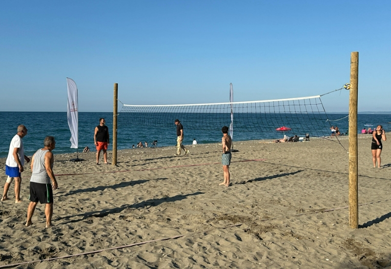 Ayancık’ta Saliha Avcı Anısına Plaj Voleybolu Turnuvası Başladı